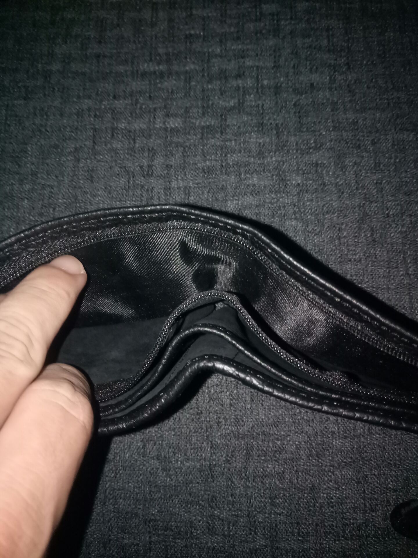 sản phẩm đúng như hình ảnh mà tiki đăng bán 
sản phẩm được gia công tỉ mỉ từng đường chỉ 
sản phẩm tuy mới nhưng không hôi mùi mấy 
có thẻ bảo hành 12 tháng của nhà sản xuất trong đó ghi rõ 
tên sản phẩm 
mã số sản phẩm 
ngày mua 
và có *** để 
gọi khiếu nại 
gọi bảo hành 
và có địa chỉ cửa hàng bảo hành rõ ràng 
sản phẩm cũng rất mềm không cứng 
giao hàng nhanh 
sản phẩm được bọc rất nhiều lớp và kĩ càng ở cửa hàng và tiki cũng vậy 
em trai giao hàng nhanh nhẹn vui vẻ