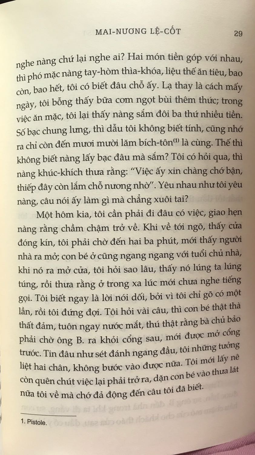 Sách về tay mình có cả nilon bọc kín sách thế nhưng khi xé nilon ra thì ngoài bìa vẫn bị xước rất nhiều (ảnh cuối). Dù lần này may mắn không hỏng gáy nhưng mình góp ý Tiki nên xem lại cách đóng gói hàng hóa, sách Tiki trước nay chỉ nhét mỗi vào hộp và hoàn toàn không có bọc bong bóng. Ngoài những nhược điểm trên thì sách rất đáng đọc, mình có chụp 2 trang cho mng tham khảo chất lượng in và dịch ạ. Sách rất hay và ý nghĩa!