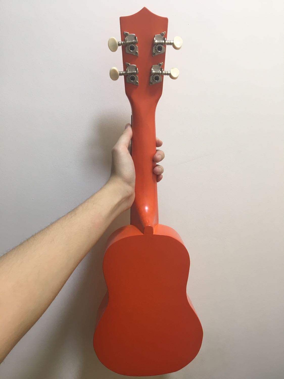 Đàn đẹp, nhìn mới cứng, màu sơn ok, chưa chỉnh dây, có kèm pick gảy và 1 dây dự phòng, đóng gói ổn khi giao đến ko bị móp méo, mình cg mới tập nên ko đánh giá đc chất âm của đàn nhưng vs giá 175k thì ko thể đòi hỏi hơn nữa. Good.