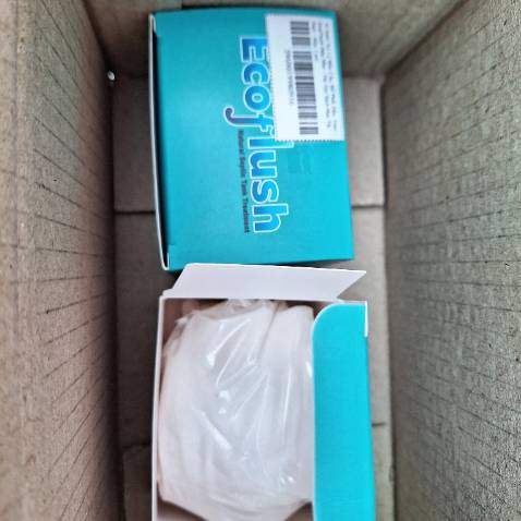 Bao bì tự phân hủy, bởi vậy sử dụng vô cùng tiện lợi, nhanh chóng, gọn gàng, sạch sẽ. Chỉ cần thả gói bột vi sinh vào bồn và nhấn nước, thế là xong.