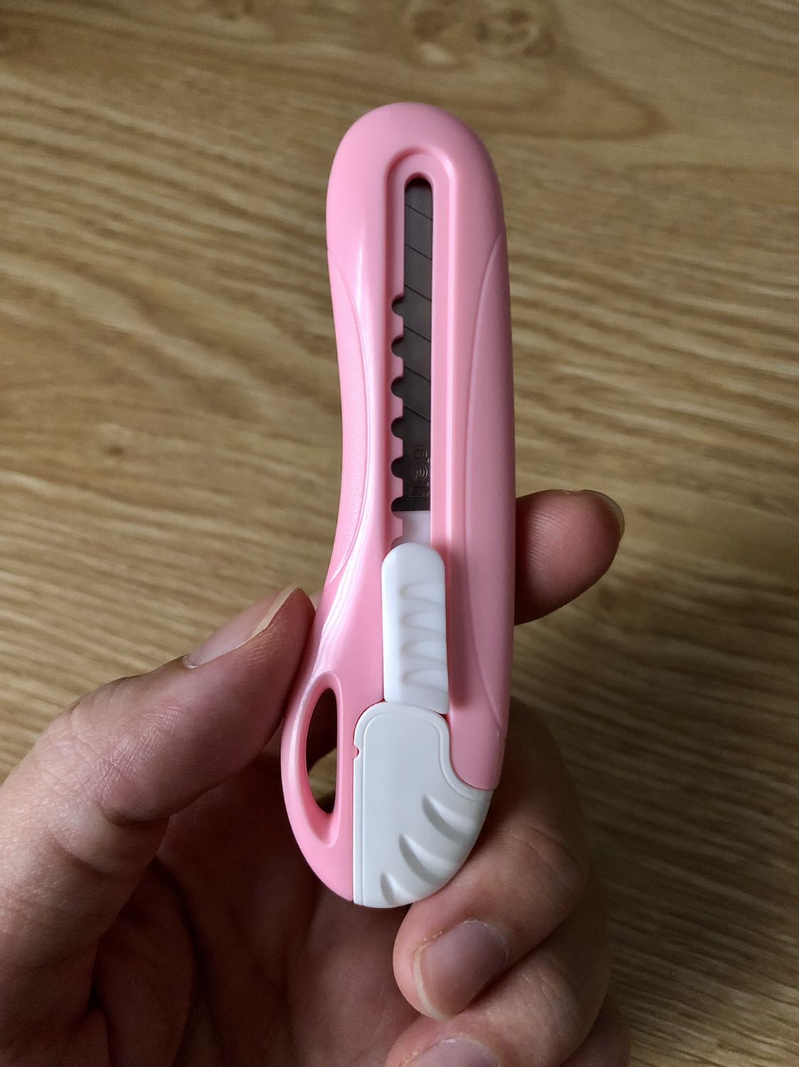 Thân dao bằng nhựa nên trượt ko ngon, lưỡi dao dày cắt ko chính xác bằng loại mỏng. Được cái thiết kế cute. Mà tưởng Deli hiệu VN ai dè toàn tiếng Trung Quốc.