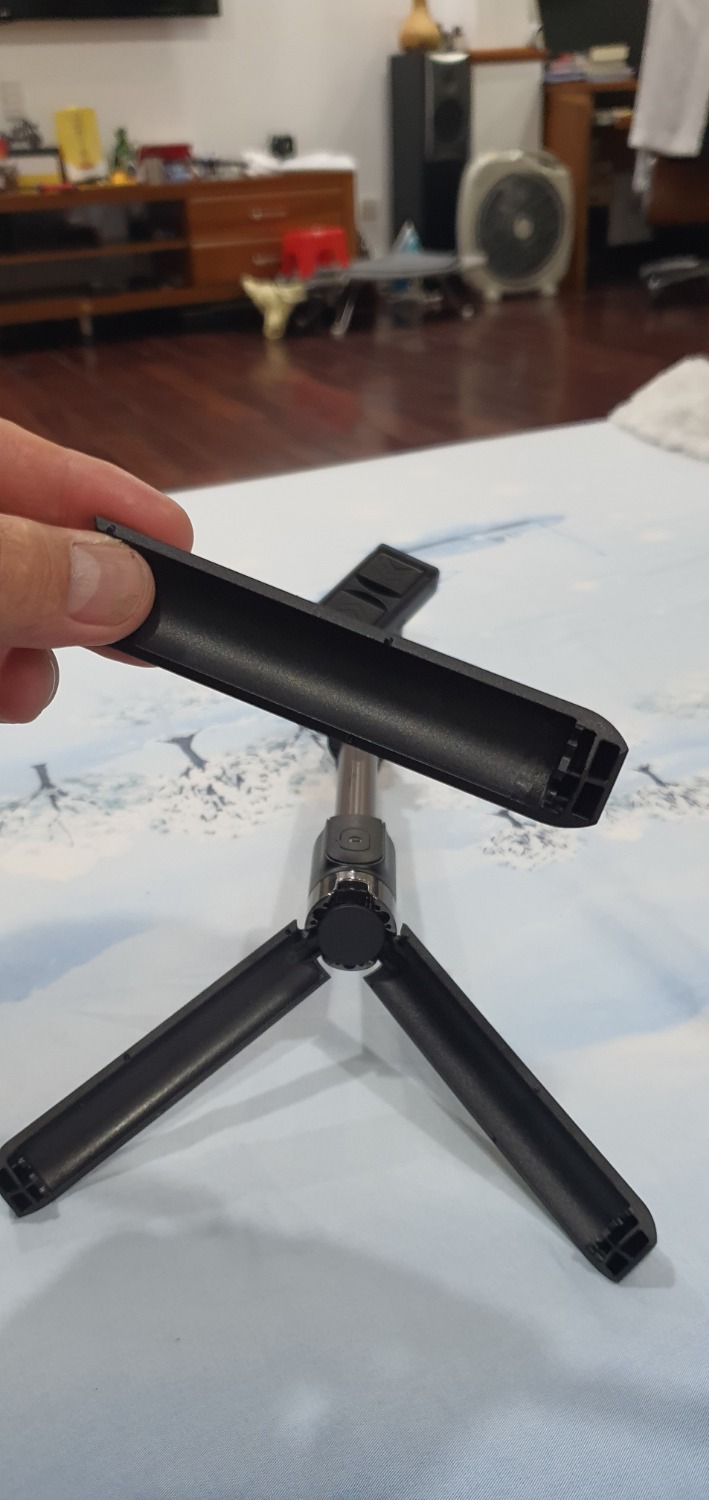 Rất khó mở 3 chân của gậy do có tới 3 cái ngàm khóa lại 3 chân (mỗi chân một ngàm) trong khi bản lề thì lại mỏng manh,  hậu quả là... gẫy chân ngay khi mở lần đầu tiên khi khui hộp. 
Các bạn mua nên lưu ý điều này.