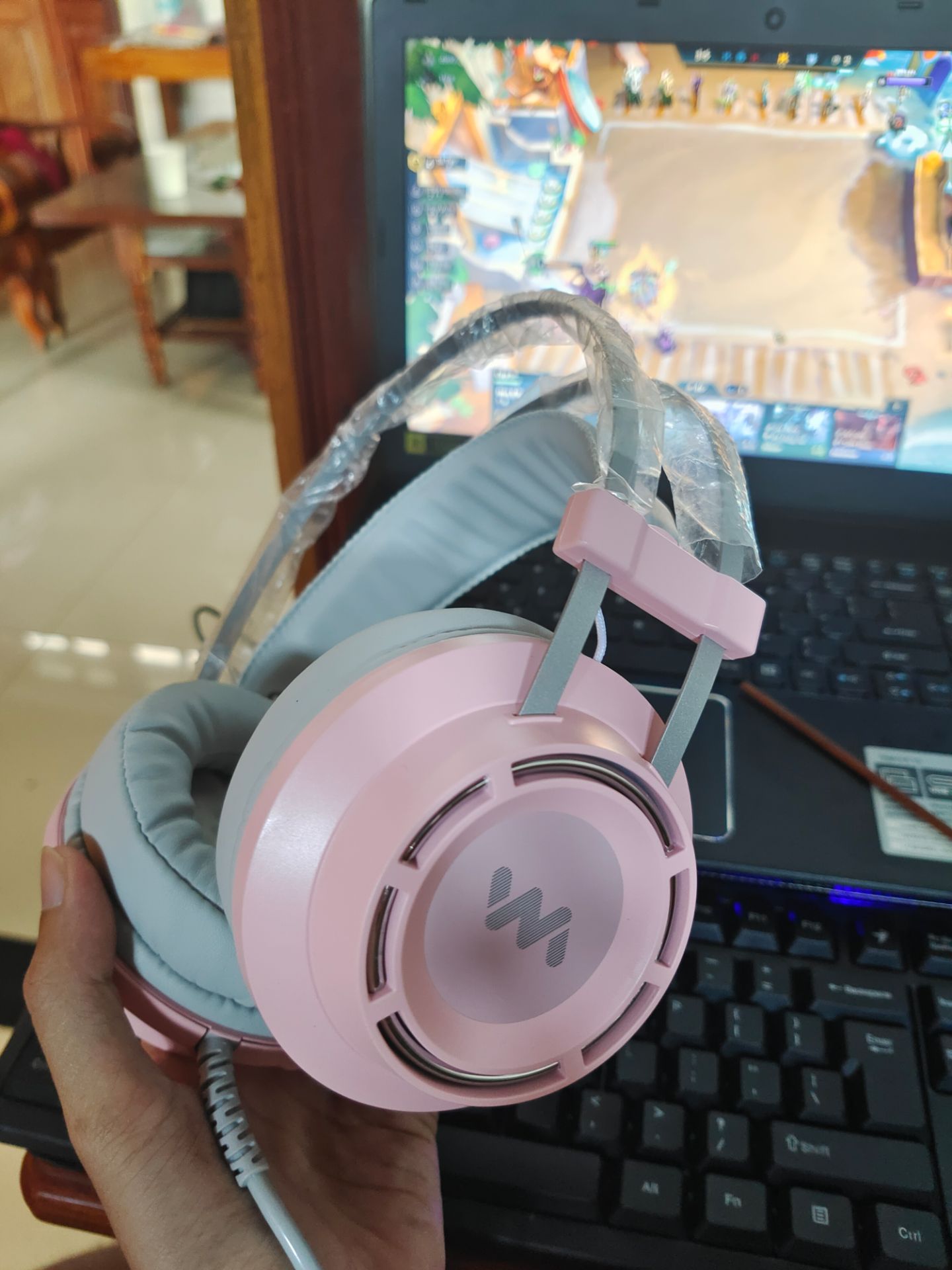 Hàng khá ổn, Loa nghe hay, Mic đàm thoại tốt.. Tuy nhiên sản phẩm không có hộp, chỉ bọc bằng túi nilon và đóng gói cũng không chắc chắn lắm.