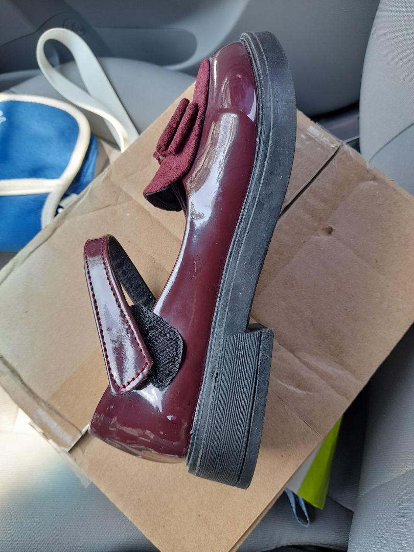 Đặt màu đỏ, giao màu nâu. Mang tạm được. Nhà san xuat cần ktra QC truoc khi xuất bán, vì sp còn keo dính, miếng lót đế không vừa size giày. Đế giày có vẻ nặng chân. Cải tiến để đạt chất lượng tốt hơn nhé