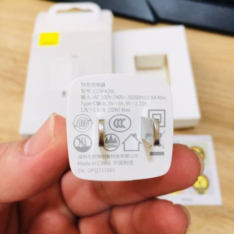 Củ sạc nhanh và không nóng , nhỏ gọn thẩm mỹ. Hàng chính hãng có tem bảo hành và shop đóng gói rất cẩn thận. Thanks!