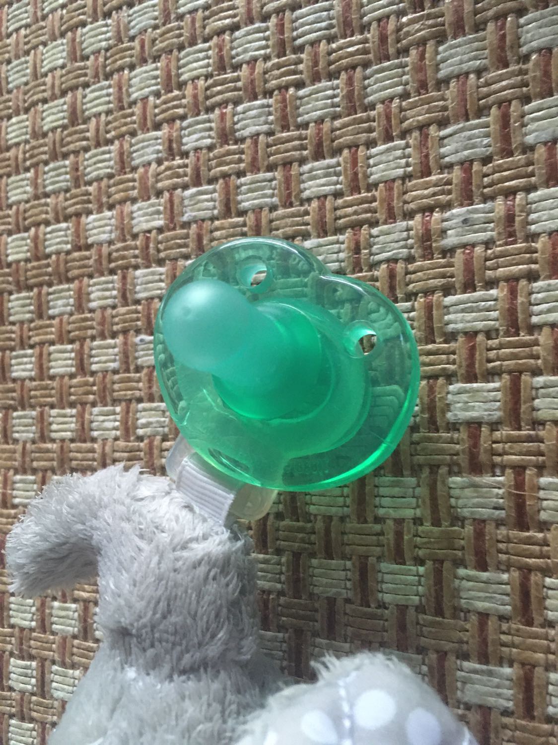 Ti giả vẫn bị rớt. Nhưng bé hợp tác với ti này hơn so với loại ti của dr.brown