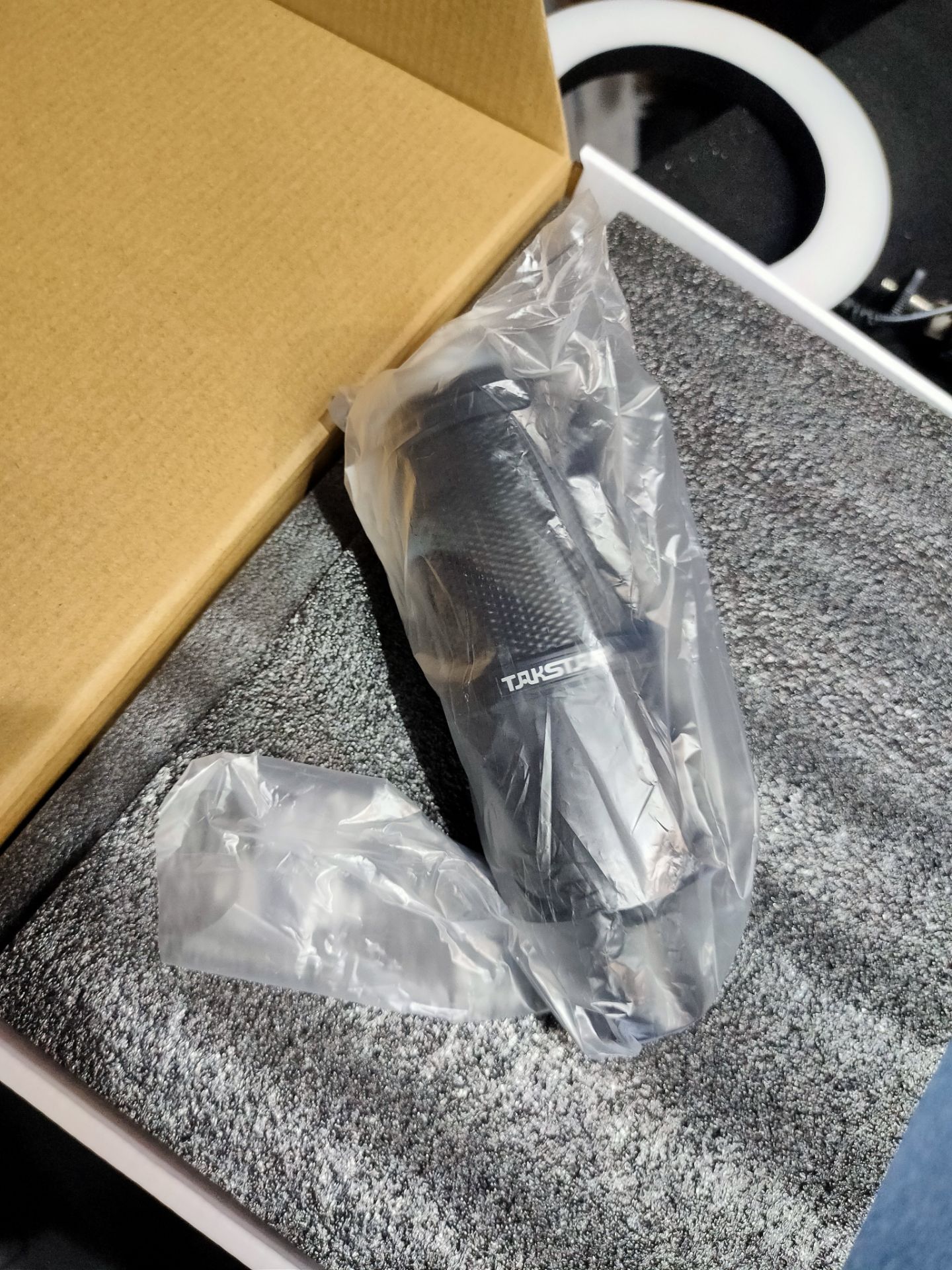 hàng chính hãng quả ko sai tiền nào của ấy rất đáng để mua .shop này bán hàng rấ chiều khách.sẽ ủng hộ shop lâu dài