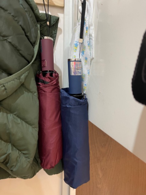 Giao hàng nhanh chóng. Có gọi điện thoại cho khách xem có đặt lộn ko mà đặt tới 3 cây dù. 
Dù chắc chắn. Bật mở rất okie luôn. 
Mới đi nắng chưa đi mua nên chưa biết có thấm nước ko. 
Tuy nhiên thấy hàng ổn, đẹp, chất.