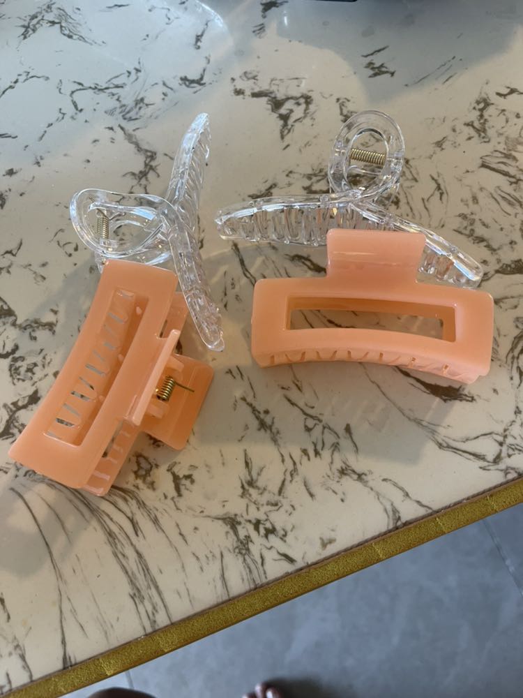 Giao hàng không giống màu,tôi mua đen,hồng .Không phải mua trắng,cam