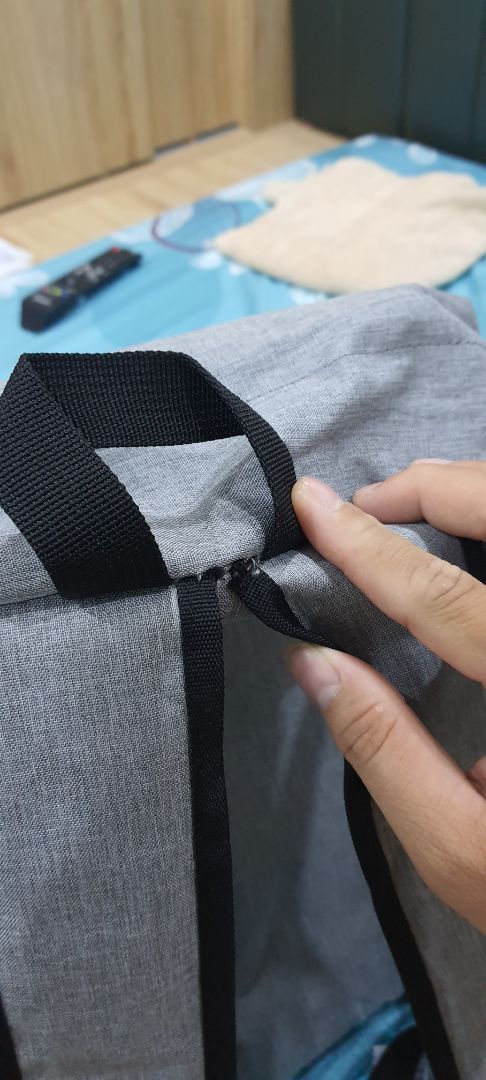 mở ra nhìn vào dây đeo đã thấy đường may bắt đầu sút ra, ko biết còn chỗ nào ko chưa check kỹ