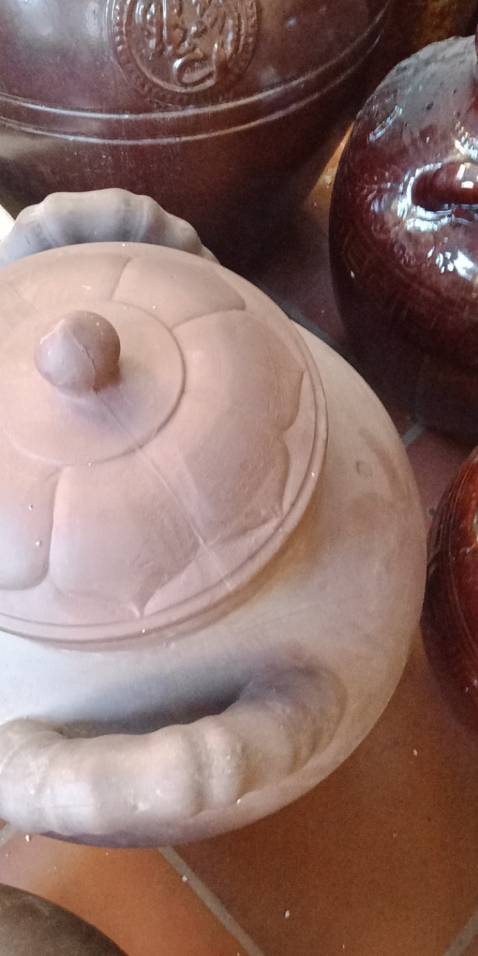 Chất liệu sành đanh mịn,  nung kỹ, khử độc rượu tốt.