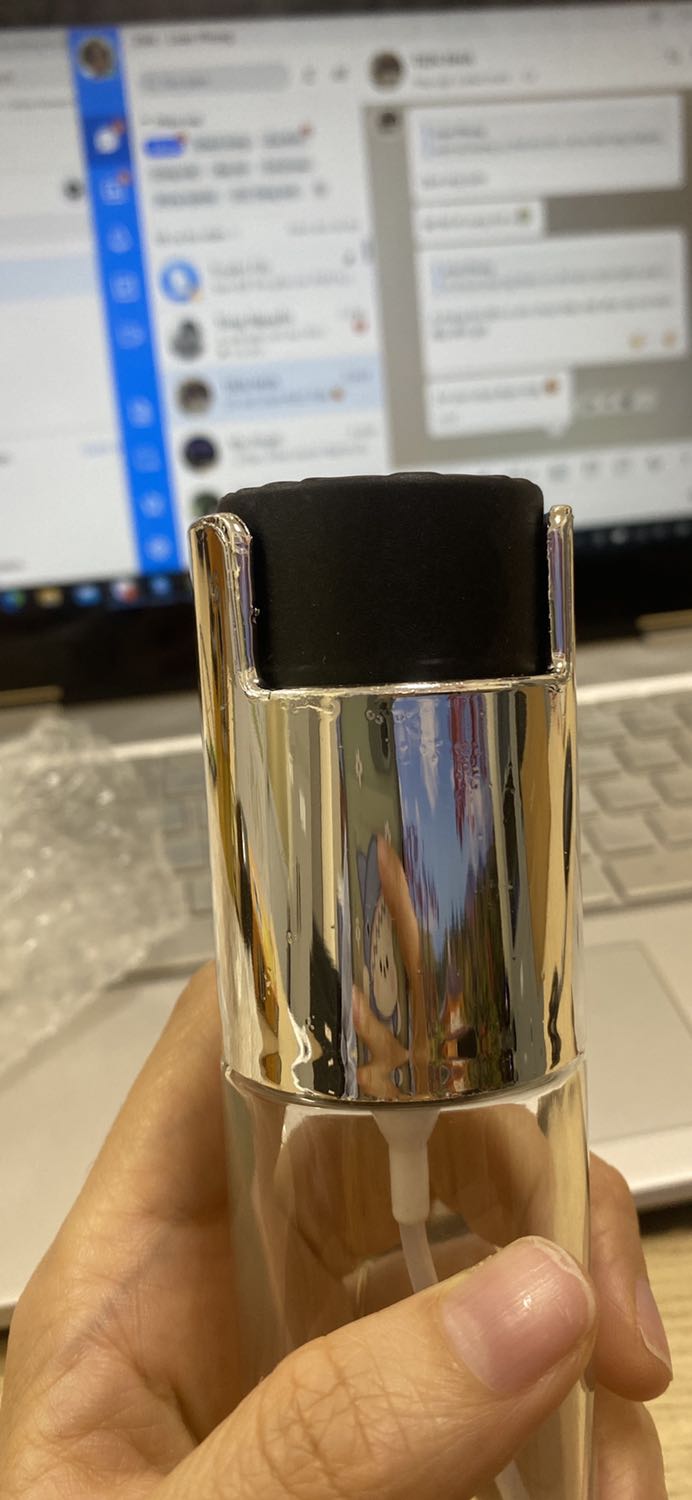 Ảnh mua không giống hình minh hoạ. Từ bao bì đến tên thương hiệu. Đường nét gia công kém chất lượng, thuỷ tinh đục. Nói chung là ko có điểm gì để  khen.