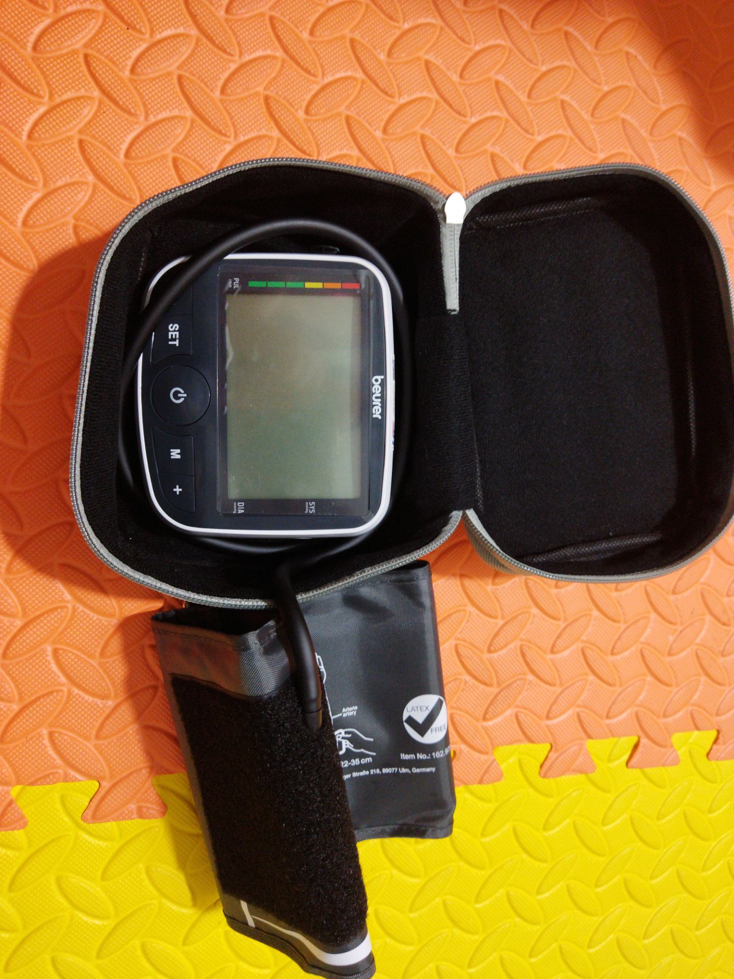 Sản phẩm chắc chắn. Chức năng sử dụng tốt. Vòng bít sử dụng cho trẻ em hơi bất tiện chút. Không biết bên ngoài có bán vòng bít chuyên cho trẻ em không.