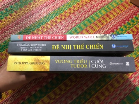 Ngoài ảnh tư liệu còn có cả tranh minh họa, giúp người đọc tiếp nhận thông tin nhanh và dễ hiểu hơn. Nội dung sách rất bổ ích. Mình rất hài lòng về bộ sách.