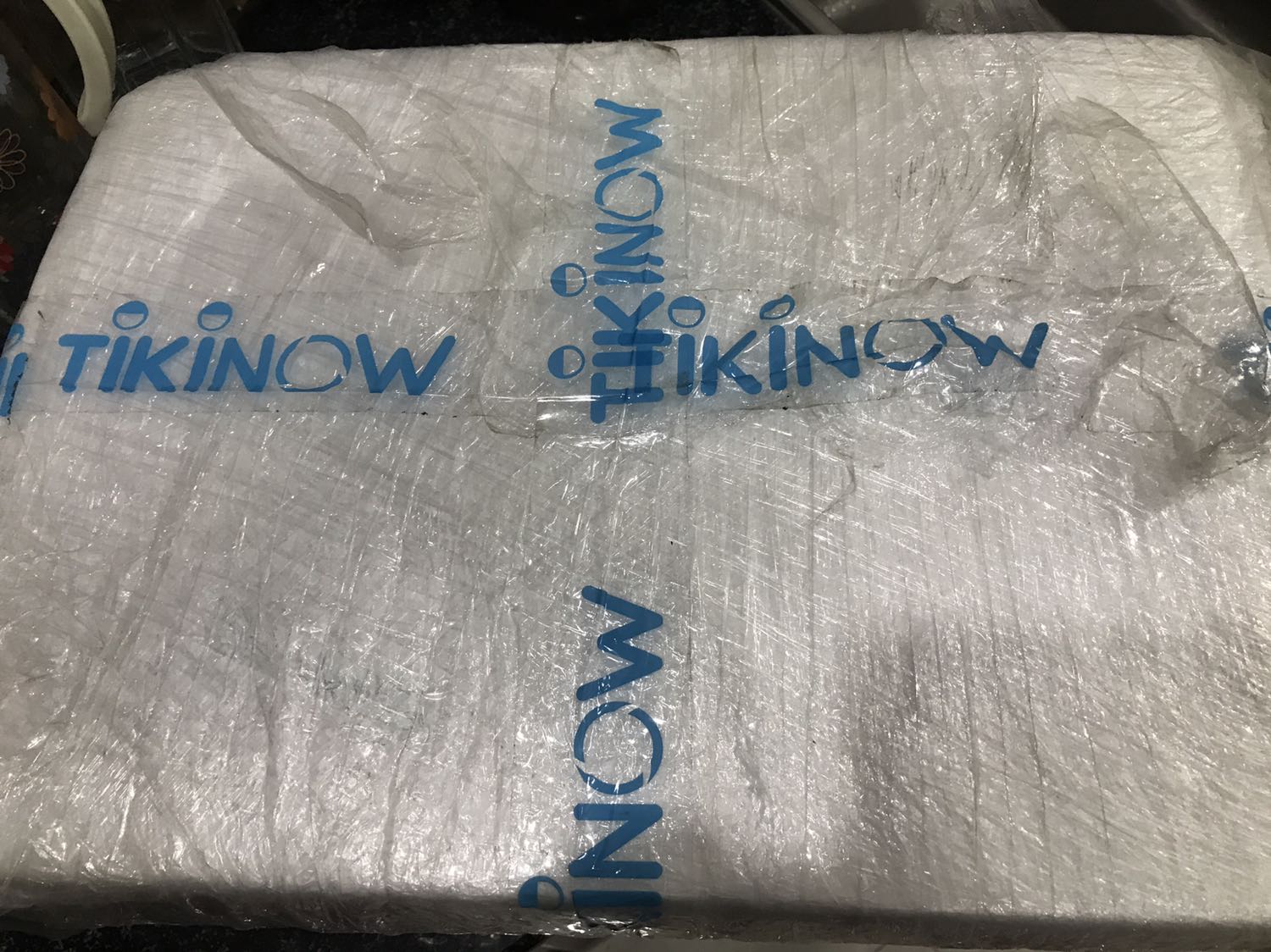 Mình mới nhận hàng xong, đóng gói cẩn thận. Mẫu mã giống trong hình nhưng màu hơi khc(đỏ đậm với đỏ nhạt). Góc bếp bị bong tróc.