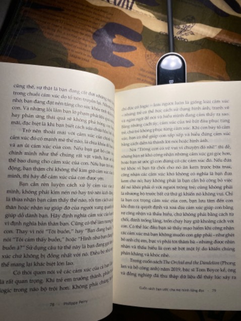 Thật sự chưa có quyển sách nào khiến cho mình phải đọc miệt mài như vậy. Một phần vì mình quan tâm đến sức khoẻ tinh thần của con, mặt khác quyển sách này còn giúp mình chữa lành đứa trẻ bên trong bản thân. Câu từ đơn giản dễ hiểu, ko vòng vo như những quyển dịch từ tác giả phương Tây mình từng đọc. Đúng là "cuốn sách mình ước cha mẹ mình từng đọc".