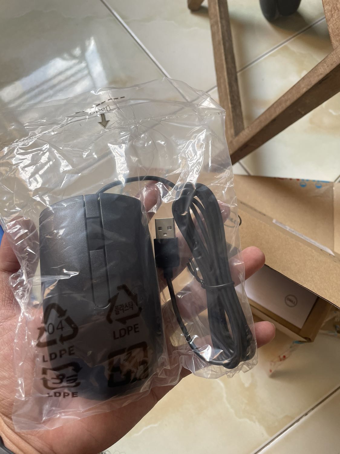 Chuột xài ok, khá nhạy, nút bấm chuột có kêu tiếng nha, ấn ko dính, con lăn lên xuống khá mượt, nói chung trong tầm giá này thì chắc nó best rồi, đã dùng đc hơn tuần r thấy ổn áp lắm.
Bữa có nghe mn nói sản phẩm bị rạch bao, nay đặt về thấy bị thiệt, nhưng mà có thể ngta lấy ra để check sp có bị lỗi hay gì ko, vì thấy còn mới tinh, ko trầy xước gì hết :)

À điểm + Tiki giao cực nhanh đúng cam kết và hỗ trợ đổi địa chỉ giao nữa, cám ơn Tiki và bạn shipper :)