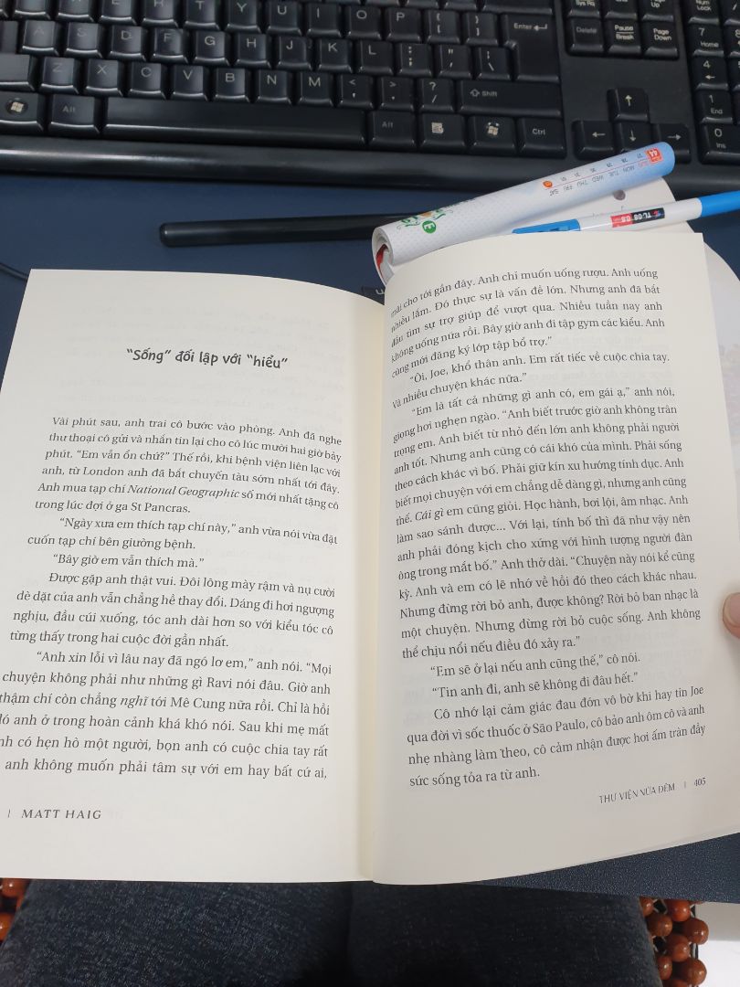 cái kết quá hay. giải tỏa tất cả cái sự tiêu cực và màu xám quanh nhân vật. cuộc sống hạnh phúc hay không là do cái nhìn của bản thân chứ không phải do xung quanh tác động. muốn rớt nước mắt khi nhân vật chính tìm ra cái mình cần. giờ thì tìm phim xem thôi. nên đọc lắm nè.