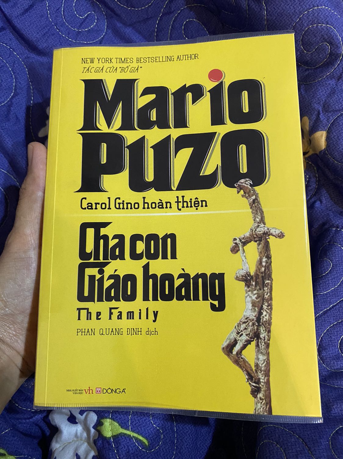 Đây được xem là cuốn sách cuối cùng Mario Puzo viết trước khi ông qua đời, và vợ ông đã giúp ông biên tập lại hoàn chỉnh.
Nội dung sách tập trung vào quá trình nắm giữ quyền lực cho đến khi sa cơ của gia đình Borgio (có vẻ là gia đình có thật trong lịch sử) cùng với lịch sử nước Ý trong thời kỳ Phục hưng. Mưu mô quyền lực, tình cảm loạn luân, hạnh phúc cá nhân bị hi sinh để bồi đắp cho sự thịnh vượng của gia tộc, tất cả cuối cùng đều nằm lại cùng với đất. Chỉ có cô gái Lucrezia tội nghiệp là còn sống để đưa tang cho người anh trai và cũng là tình yêu đầu đời của cô. 
Cảm giác sau cùng đọng lại là bi thương và chán nản với một thời kỳ xã hội như thế. Bù lại thì cuốn sách cũng cung cấp khá nhiều kiến thức về nước Ý thế kỷ 15, về những tài năng của thời kỳ này như Michelangelo, Leonardo da Vinci