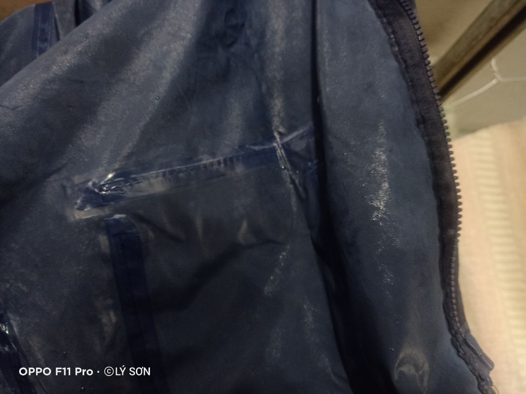 áo bị thấm vào bên trong như áo mưa bọc, quần ko bị (mưa lâm râm, chưa thử đi mưa lớn)