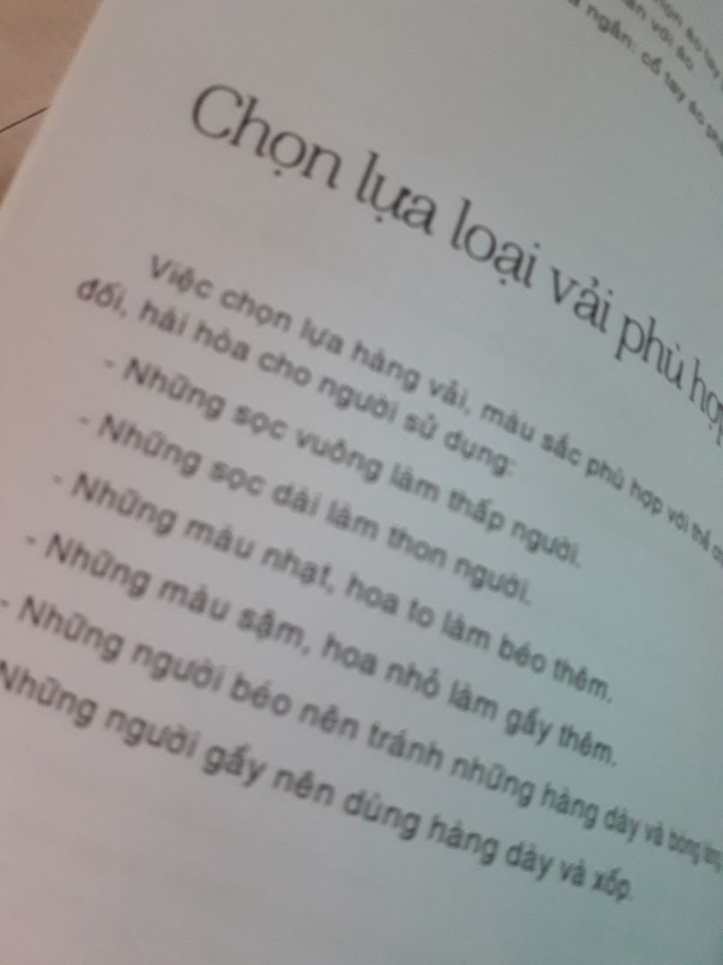 sách hay ,có những lưu ý giúp người học may biết chọn vải khi may quần áo , kết hợp hài hòa giữa cổ áo ,vóc dáng - màu da ,màu sắc ...để tạo cho mình những trang phuc phù hợp .