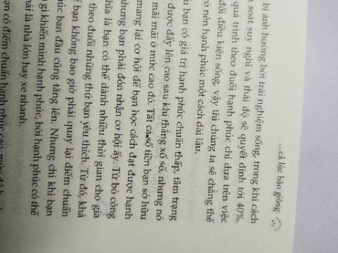 Sách in lỗi, có vài trang bị nhăn. Phía sau có tem, để thì xấu còn gỡ ra thì keo ko ra hết xấu thêm. P/s: 3 ảnh dính mực sách khác.
