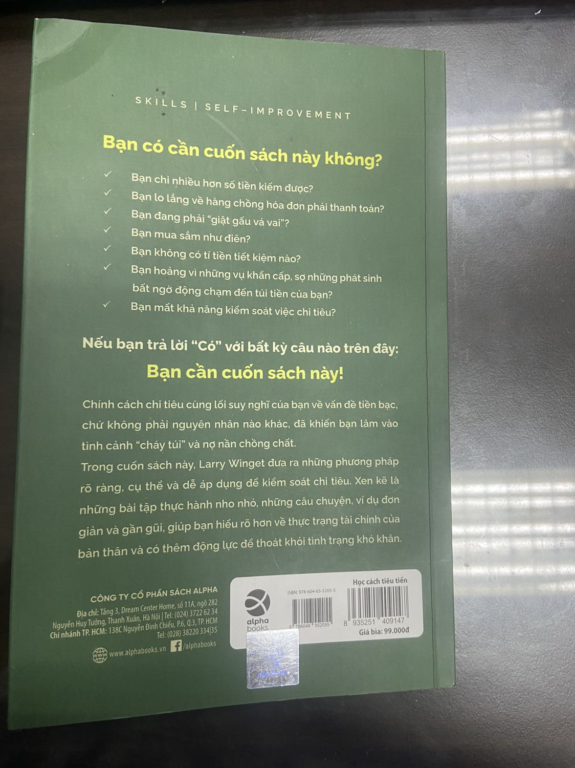 Tiki giao hàng nhanh tuy sách có hơi nhăn một chút. Về nội dung: sách dành cho những người hiện không có một đồng tiết kiệm nào trong tài khoản và thường xuyên đi mượn nợ trước khi nhận được lương. Có nhiều tips để sắp xếp lại các khoản chi tiêu và tránh xa những khoản tiêu dùng hoan phí. Sách đáng đọc cho những bạn trẻ mới bắt đầu đi làm lương thấp nhưng lại thích tiêu tiền để thể hiện bản thân hoặc sa đà vào những sở thích tốn kém. Tuy nhiên sách do tác giả người Mỹ viết nên có những cái ko phù hợp với Việt Nam và sách cũng viết lâu rồi nên có mấy thử lỗi thời. Tuy nhiên xét về bản chất tiêu dùng thì thời nào cũng như nhau. Có một vấn đề ở đây là có những người bị mắc kẹt ở tình trạng tiền thì không thiếu nhưng nhiều thì không có. Nên mua tài sản lớn thì không đủ mà cứ để đó thì tiền mất giá và dễ dùng tiền tầm bậy. Trường hợp này thì nên đọc sách về đầu tư nhiều hơn. Chúc mọi người tìm được quyển sách ưng ý