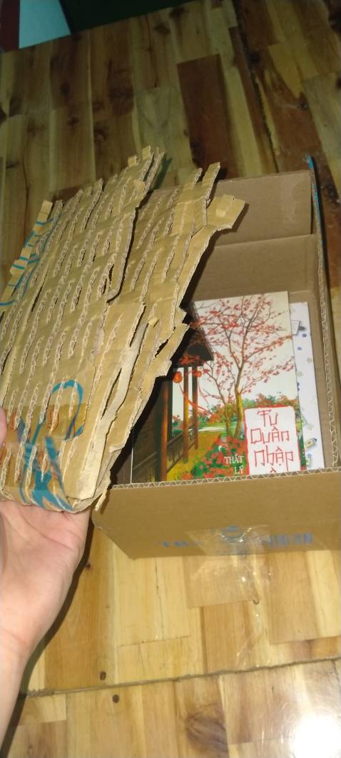 Ờmmm, đầu tiên thì phải nói là còn bọc, ko hư góc và.... tiki có chống sốc =]]]]]]

Tiếp tới, mình khá thất vọng vì có vẻ độ dày của truyện ko như mình mong đợi, nó chỉ bằng cuốn bình hoa thôi, nhưng với cái giá chưa đến 120k mình vớt được thì nó khá ổn áp