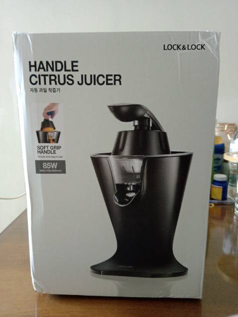 Đóng gói kỹ lưỡng, giao hàng nhanh. Nhấn tay ấn xuống là nón ép quay để vắt, thả tay ấn ra thì nón ép ngừng quay, không mất nhiều sức, tiện lợi, khay đựng nước cam tháo ra được, dễ vệ sinh.