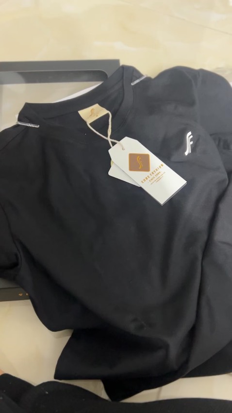 Tuyệt vời 👍🏻 chất liệu mặc nhẹ thoáng mát rất dễ chịu 
Hàng chuẩn từng đường kim mũi chỉ 
Xứng đáng đồng tiền 🌸