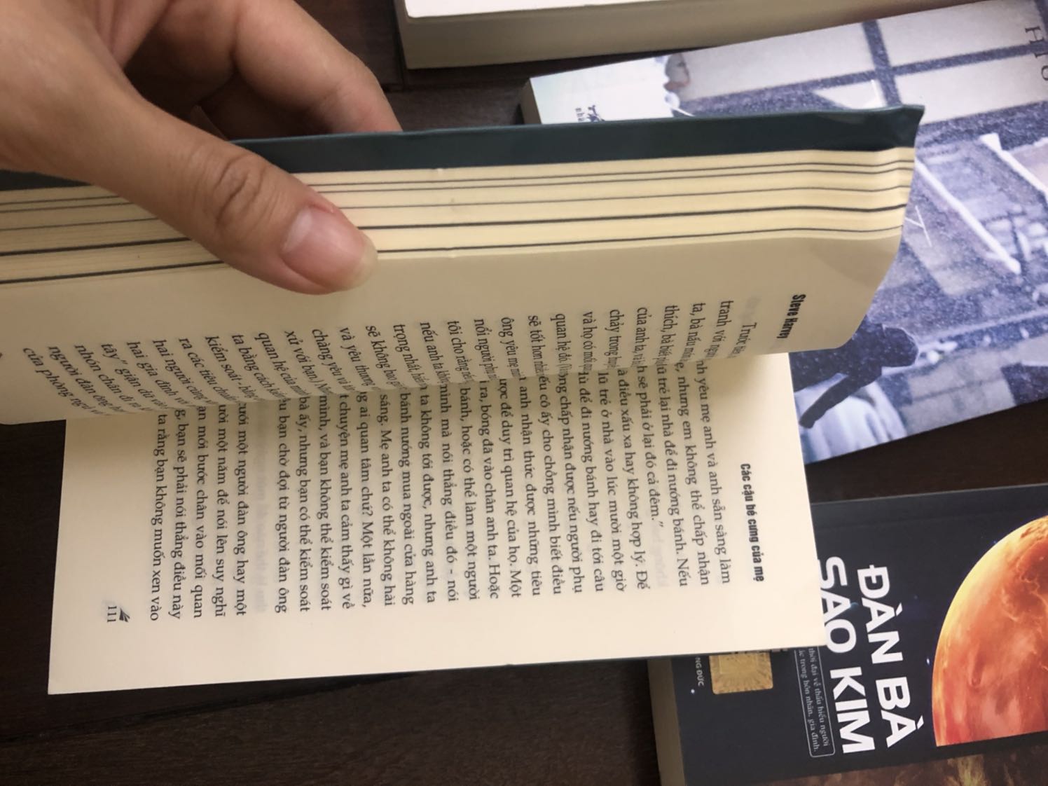 Mình có đặt mua 5 quyển sách trên tiki. Tất cả đều mới đẹp riêng chỉ có quyển Cư xử như đàn bà, suy nghĩ như đàn ông là bị gấp mép r bị có vét ở bìa sách. Ngoài ra trong các trang sách bị viền bẩn như ảnh. Cảm giác quyển sách ko mới. Chưa kể, giao hàng còn chậm hơn dự tính.
Đã đặt mua tiki nhiều lần mà đây là lần đầu tiên thấy thất vọng như vậy