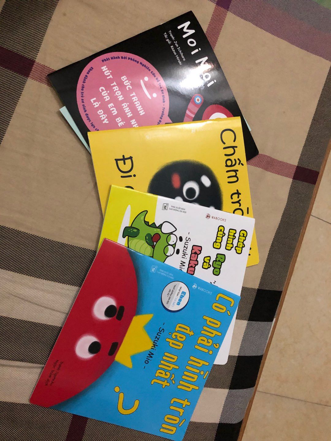 Sách giấy đẹp lắm ạ. Hình ảnh màu sắc rõ ràng rực rỡ, chữ viết ngắn gọn, chắc con sẽ thích