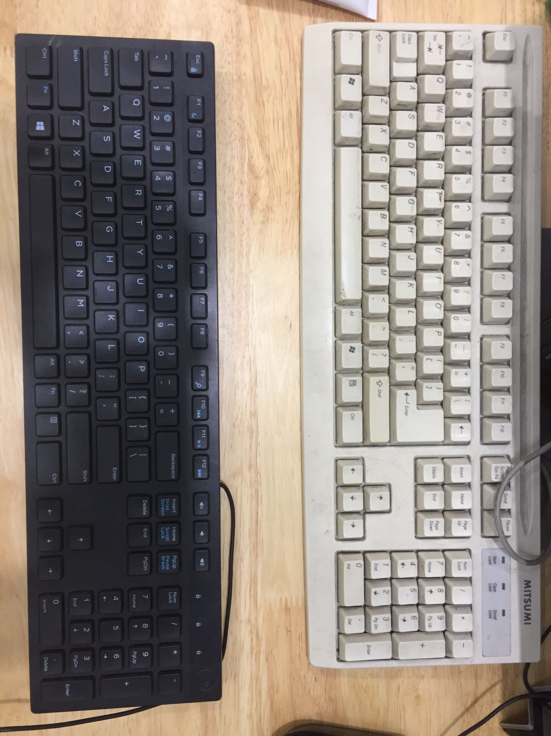 Bàn phím đẹp sang mịn, giá tốt lại giao hàng siêu tốc. So với bàn phím cổ Mitsumi đời những năm 2000 thì em Dell này vẫn chưa nhạy bằng; nhưng so hầu hết với các bàn phím giá tương tự thì em Dell này là tốt nhất mà mình từng dùng. Bàn phím đẹp sang mịn, giá tốt lại giao hàng siêu tốc. So với bàn phím cổ Mitsumi đời những năm 2000 thì em Dell này vẫn chưa nhạy bằng; nhưng so hầu hết với các bàn phím giá tương tự thì em Dell này là tốt nhất mà mình từng dùng.