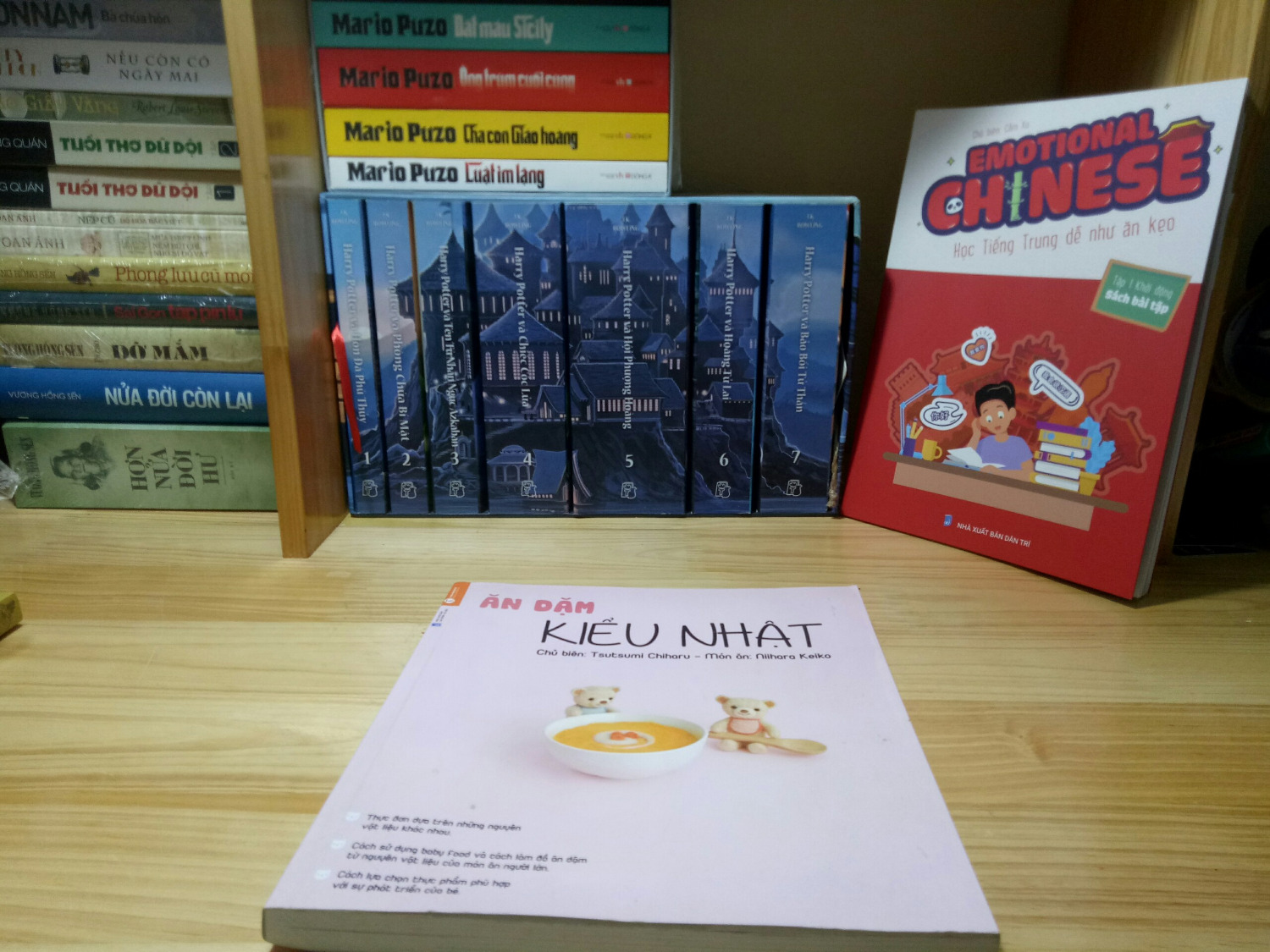 Con cái là tài sản quý giá nhất của ba mẹ. Ba mẹ nhìn con lớn lên từng ngày, từng phút. Ba mẹ luôn dõi theo từ khi con cất tiếng khóc chào đời đến bước đi chập chập chững. Ba mẹ hạnh phúc biết bao khi nghe con bi bô ngọn nghịu gọi ba mẹ lần đầu. Mỗi giai đoạn phát triển của con đều mang lại cho ba mẹ bao yêu thương nhưng cũng nhiều lần làm ba mẹ bối rối. Nhiều ba mẹ Việt thấy việc chuẩn bị bữa ăn và cho ăn uống là việc đau đầu, dễ gây stress nhiều nhất đặc biệt là thời kỳ con ăn dặm. Rất may, cuốn sách " Ăn dặm kiểu Nhật" đã giúp rất nhiều mẹ vượt qua được khó khăn này. Nội dung cuốn sách được trình bày đúng tình chất kiểu Nhật đó là Khoa học - Tỉ mỉ - Sinh động. Dù khác biệt về văn hóa và ẩm thực nhưng tác giả đã với cách viết đơn giản, rành mạch đã khéo léo giúp các mẹ Việt tiếp cận được kiến thức cơ bản của phương pháp ăn dặm kiểu Nhật. Sách chỉ ra 11 phương pháp chế biến thức ăn cho trẻ; phương pháp làm hai loại nước ăn dặm loại bỏ hoàn toàn gia vị mắm, muối mà nước ăn dặm vẫn đậm đà giúp trẻ ăn ngon miệng hơn. Sách cũng chỉ ra 4 giai đoạn ăn dặm và những rắc rối khi cho trẻ ăn dặm để các mẹ có thể điều chỉnh cho phù hợp. Đặc biệt, trong sách còn trình bày minh họa rất nhiều thực đơn ăn dặm cho con với đầy đủ công thức của nhà dinh dưỡng nổi tiếng Niihara Keiko và hình ảnh sinh động. Cuốn sách rất hay và thực sự rất hữu ích cho các mẹ Việt nhưng thực hành thành công hay không dựa vào rất nhiều sự kiên trì, tỉ mỉ của mỗi mẹ