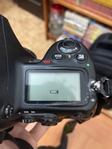 Chất lượng sản phẩm quá tệ, nắp vào máy không sử dụng nổi, mặc dù đã sạc đầy, máy luôn báo bị hết pin :((