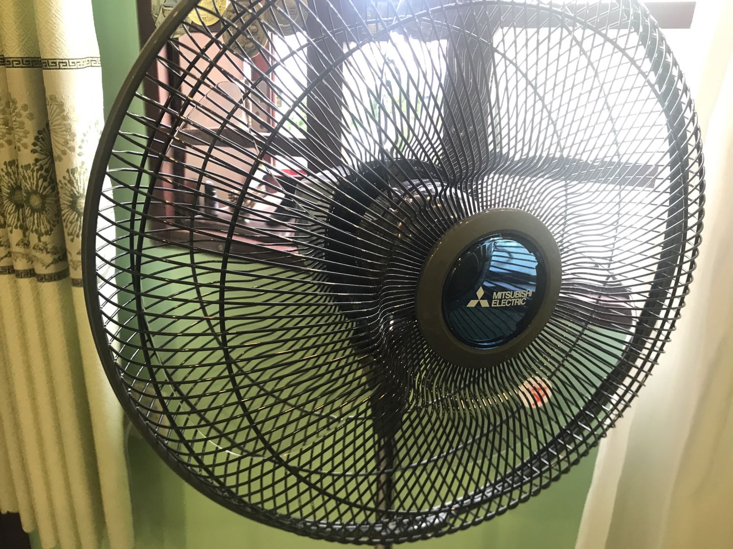 Sản phẩm có thiết kế đẹp và bắt mắt hơn (do năm trước mình cũng có mua loại mới nhất của Mitsubishi rồi), lắp đặt dễ dàng, remote tốt, quạt không ồn, điều chỉnh độ cao dễ dàng hơn đời trước, giá cả phải chăng!