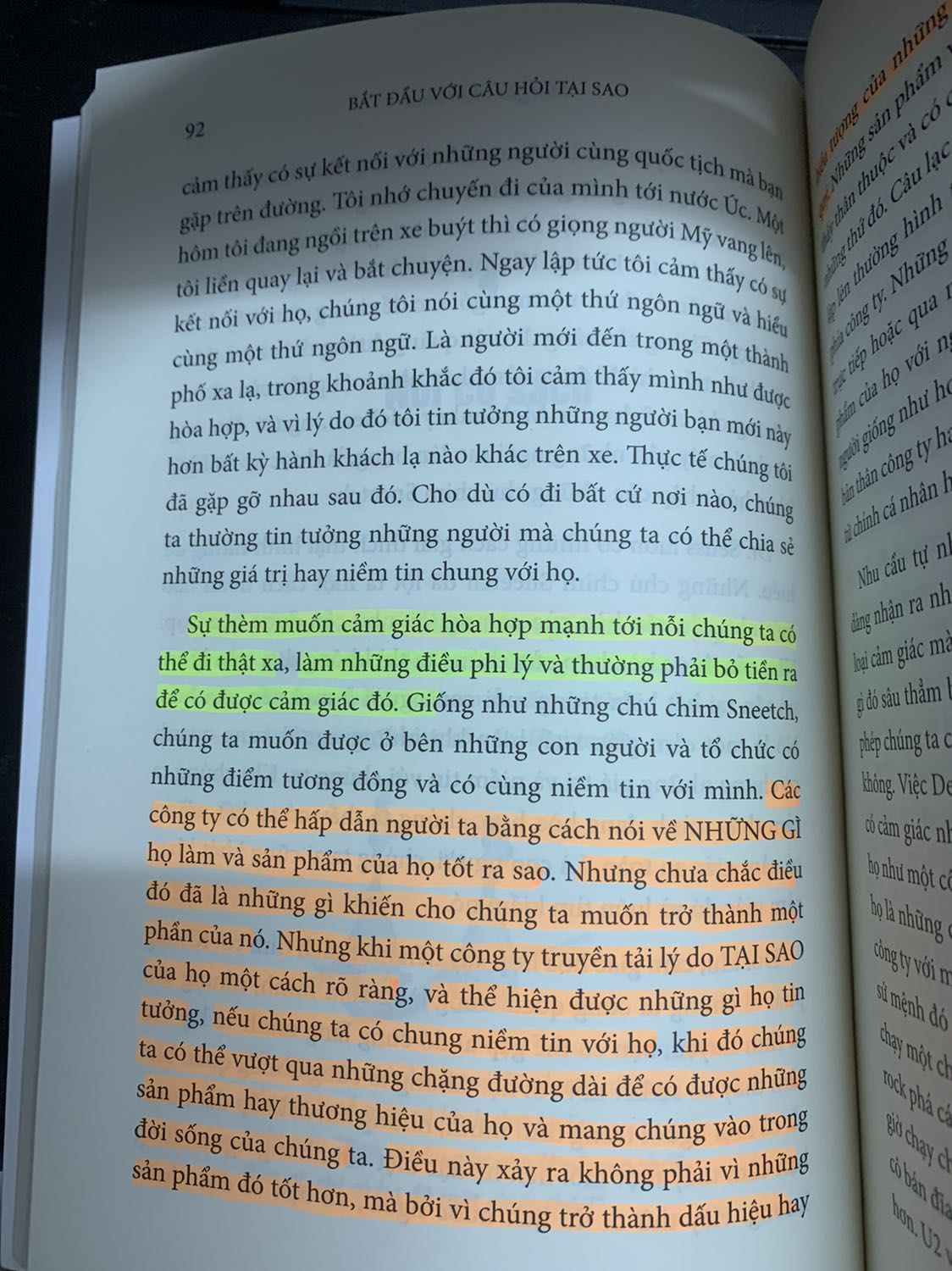 /Thật sự rất ấn tượng với câu nói "people dont buy what you do, people buy why you do it" trong quyển sách này. Tác giả phân tích rất kỹ từ câu hỏi what/how/why và luôn nhấn mạnh câu hỏi TẠI SAO. Lấy ví dụ từ những câu chuyện của Apple, hãng hàng không Southwest, Anh em nhà Wright,... quá đỉnh r. 1 cuốn sách thiên về tư duy khác biệt đáng đọc là đây! Vote cho sách 5 sao. Post 1 số trang cho mọi ng đọc thử.
Về tiki thì giao hàng nhanh, sản phẩm tốt và mới rất là ok lahhh :)