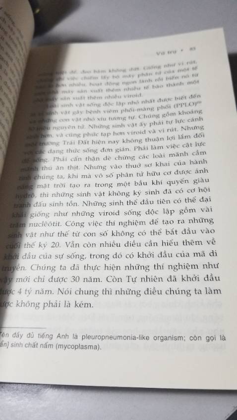 Ship quá nhanh, đặt hôm trước hôm sau đã nhận được hàng. Tuy nhiên hàng không được bọc chống sốc
Nội dung: mình chưa đọc xong nhưng nhìn chung bác Carl đã giải nghĩa và viết dễ hiểu nhất có thể. Lĩnh vực thiên văn học, không gian hay vũ trụ khá khó hiểu, bác đã truyền tải bằng nhiều phương thức khác nhau (lịch sử, thực tế, câu truyện...) vừa khơi gợi sự hứng thú vừa để độc giả hiểu trọn vẹn nhất. Highly recommend cho mọi người có đam mê vũ trụ giống mình nhé 👌