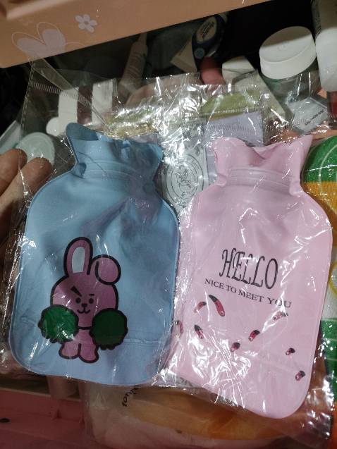 Túi chườm giao đúng 2 màu . Nhưng mà hình trên túi thì khác . Nhưng vẫn đánh giá 5sao . Vì shop rất là dễ thương nè . Hình khác mẫu, vẫn rất cute nha .