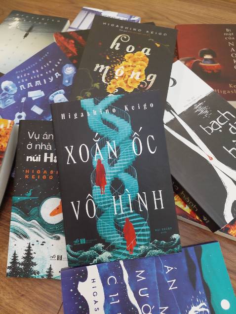 Tài khéo của giáo sư Yukawa cùng với duyên số của vị thám tử khi nắm trong tay manh mối duy nhất đã giúp cánh sát lần ra bí mật của vụ án. Đi sâu vào nội tâm, những ẩn ức của con  người vốn luôn là thế mạnh của tiên sinh Keigo.