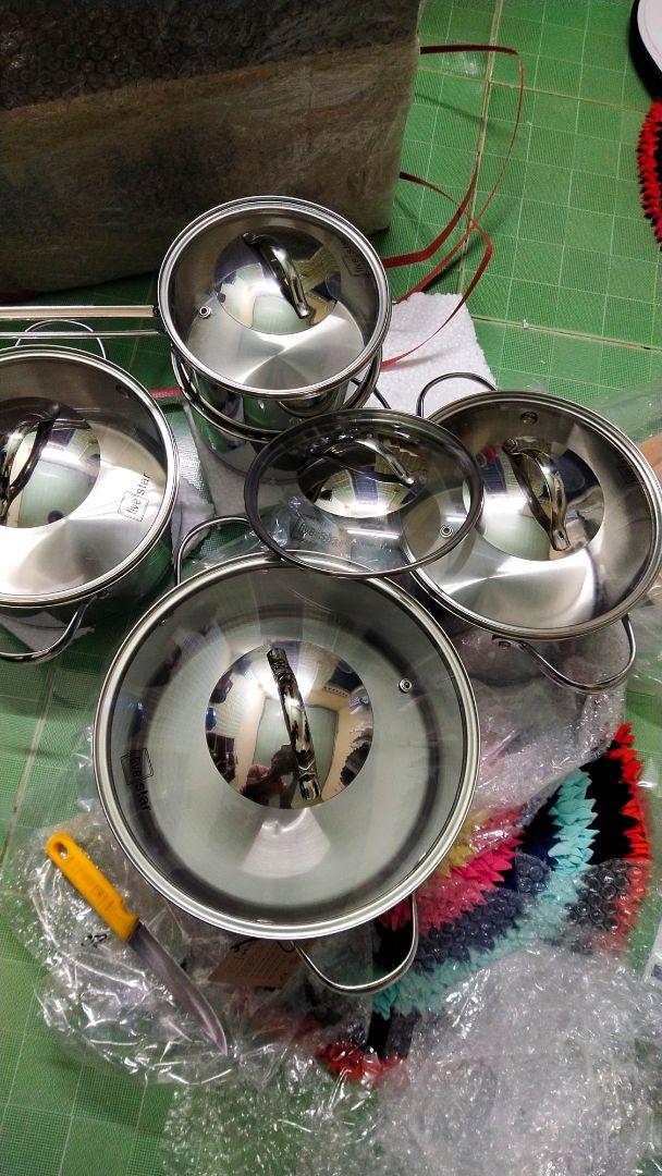 Bộ nồi đẹp, chắc chắn, gồm 5 nồi đầy đủ nắp kiếng. Đóng gói rất tốt. Tuy nhiên shipper giao hàng lúc mình bận k cho hẹn giao lại còn bắt mình phải đi lấy, Tiki xem lại đơn vị giao hàng này ạ. Cảm ơn