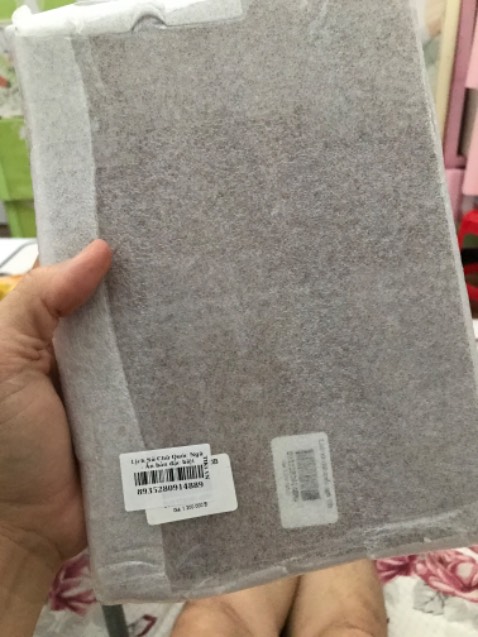 Rất tệ. Sản phẩm vừa mở ra đã tróc gáy sách, mà nhìn rất cẳu thả. Bìa gỗ rất qua loa, gốc cạnh không chất lượng. Hoàn trả tiền cho khách thôi