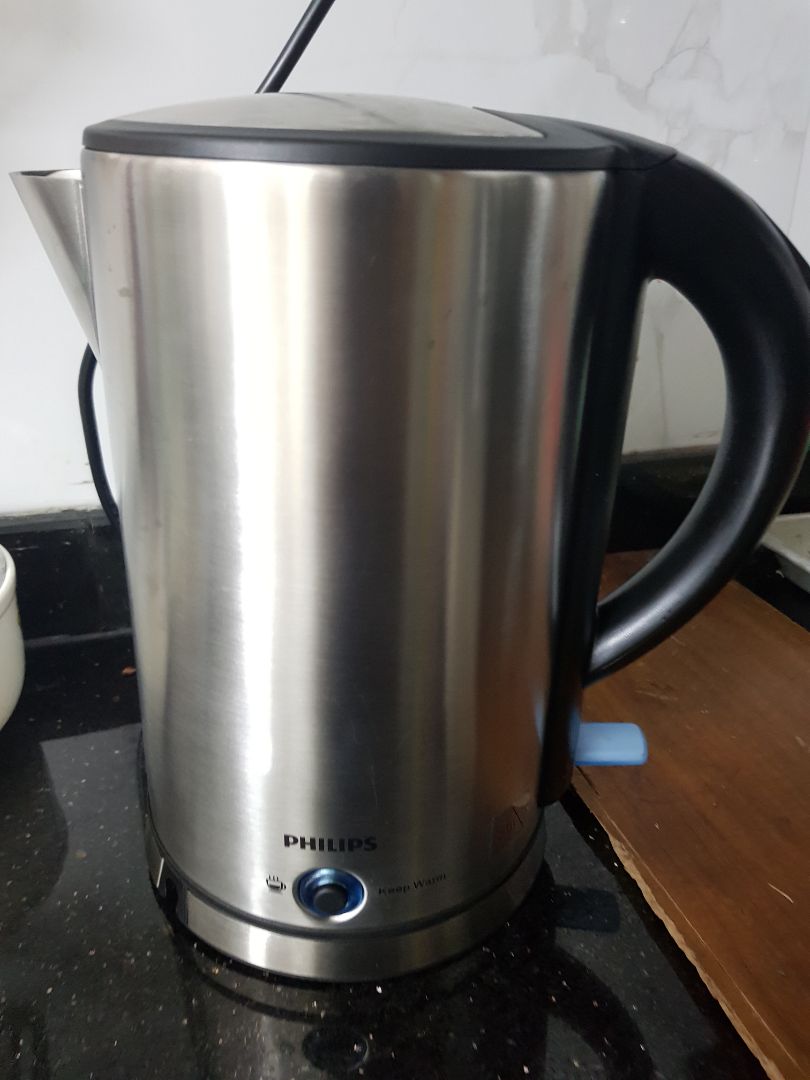 Bình 1.7 lít rất rộng và đun được nhiều nước. Thiết kế bình đẹp, bên trong lọc chắn và nắp đều bằng inox, nên an toàn khi đun nóng (không sợ nhựa)
Đế dây cắm dài, không bị ngắn quá.