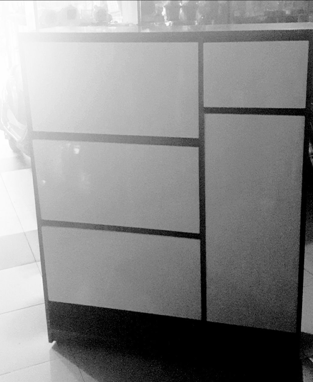 Tủ giày giao nguyên chiếc và giao hàng nhanh hơn thời gian dự kiến 1 ngày.
Về sản phẩm nhìn bao quát tủ nhựa mới, đẹp, ổn vừa với tầm giá.
Nhà bán hàng trả lời câu hỏi nhanh, phục vụ tốt. Shipper cũng nhiệt tình.