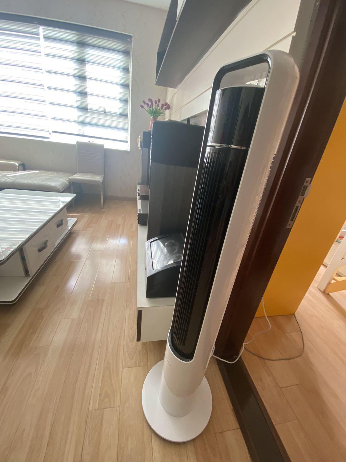 Quạt rất đẹp, đế chắc chắn. Ban đầu nghĩ chỉ dùng trong phòng điều hoà vì quạt tháp thường yếu, gió chỉ nhè nhẹ, nhưng bất ngờ khi chiếc quạt này có rất nhiều chế độ gió và rất mát. Đặc biệt có chế độ ban đêm, quạt không phát ra tiếng động nào. Quạt rất đẹp, đế chắc chắn. Ban đầu nghĩ chỉ dùng trong phòng điều hoà vì quạt tháp thường yếu, gió chỉ nhè nhẹ, nhưng bất ngờ khi chiếc quạt này có rất nhiều chế độ gió và rất mát. Đặc biệt có chế độ ban đêm, quạt không phát ra tiếng động nào.