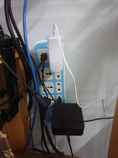 Dây điện có khả năng chịu tải lớn, dù mình cắm khá nhiều thiết bị và hoạt động cùng lúc nhưng dây vẫn không có hiện tượng nóng lên. Các thiết bị mình cắm cùng lúc gồm bộ máy bàn với 2 màn hình + 1 thùng CPU cắm vào cùng 1 UPS, cục sạc laptop, sạc điện thoại ở 2 cổng USB, máy xông tinh dầu.