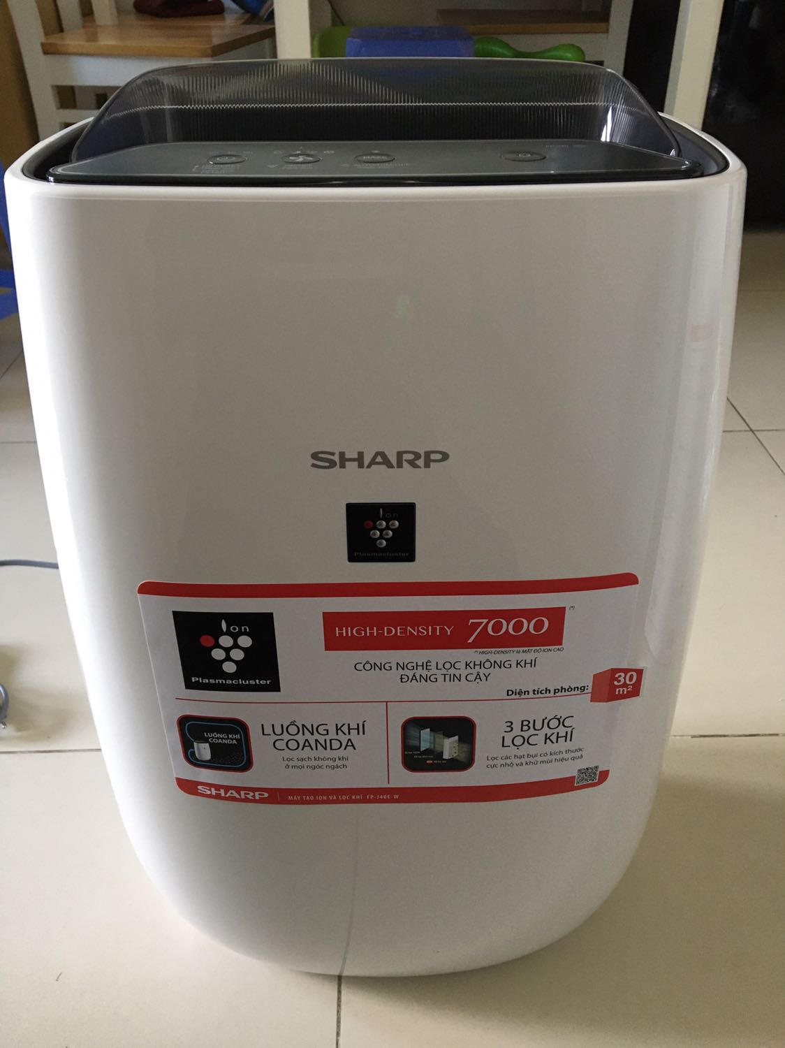 Sau hai ngày sử dụng thấy chất lượng không khí có tốt hơn, ngủ ngon và sâu hơn. Nhìn cảm quan thấy ít bụi lơ lửng trong không khí so với trước.
Xịt thử nước hoa ở gần máy thì thấy bắt mùi khá nhạy, đèn chuyển sang đỏ ngay tức thì và quạt tăng tốc độ (để chế độ Auto), tầm 5-10’ sau thì đèn chuyển xanh và cũng hết mùi nước hoa trong phòng. Sau hai ngày sử dụng thấy chất lượng không khí có tốt hơn, ngủ ngon và sâu hơn. Nhìn cảm quan thấy ít bụi lơ lửng trong không khí so với trước.
Xịt thử nước hoa ở gần máy thì thấy bắt mùi khá nhạy, đèn chuyển sang đỏ ngay tức thì và quạt tăng tốc độ (để chế độ Auto), tầm 5-10’ sau thì đèn chuyển xanh và cũng hết mùi nước hoa trong phòng.