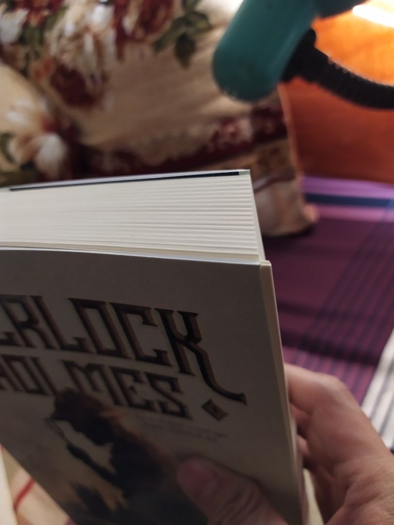 không biết có phải mua sách giảm giá mà tiki đẩy sách lỗi qua cho mình không.Mình mua khá nhiều sách ở Tiki nhưng đây là lần đầu tiên thất vọng thế này.Hộp sách và bìa sứt sẹo thì mình có thể bỏ qua.Nhưng sách bị bong gáy khi vừa mới dở ra đọc thì không thể chấp nhận nổi !
Mong bên Tiki sớm liên lạc để đổi giúp mình sách mới,dù là 1 tập lỗi thôi cũng được,vì mình rất yêu thích bộ truyện này và mục đích mua để sưu tầm nên không thể chấp nhận một quyển sách bị lỗi !