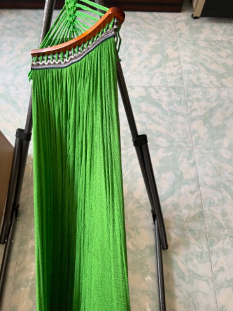 Bán hàng không có tâm. 
Đã cố mua loại VIP mà giao hàng thì lại giao loại lưới em bé. Khung sắt thì to mà lưới thì ngắn , phải để võng nấc trong cùng mới gắn vừa lưới võng. Lúc nằm phải co người lại hoặc đầu gối lên lưới gỗ, thật là khó chịu. Biết vậy chạy ra cửa hàng mua cho rồi. Mấy shop bán hàng online kiểu này làm tổn hại thương mại điện tử. Đề nghị shop đổi lưới võng cho khách hàng.