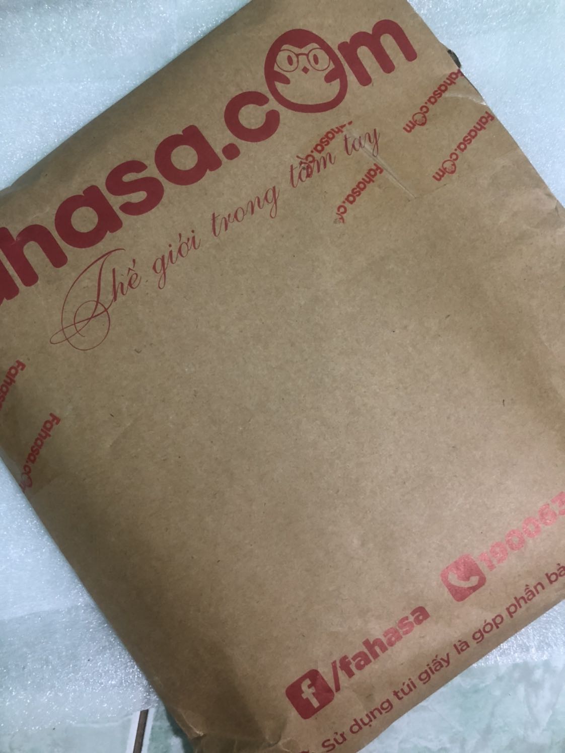 Chọn giao hàng của fhs. Nhận hàng ưng hết sức. Bao bì đẹp. Bọc xốp. Sách mới, không móp méo hay rách.
Tính mua quyển này tặng đứa bạn sắp lập gia đình. Vì mình cũng là người có tí kiến thức về sức khoẻ trẻ em nên sau khi đọc thử quyển này thì đánh giá cao về mặt nội dung. Rất thân thiện, dễ đọc. Cung cấp thông tin cần thiết.